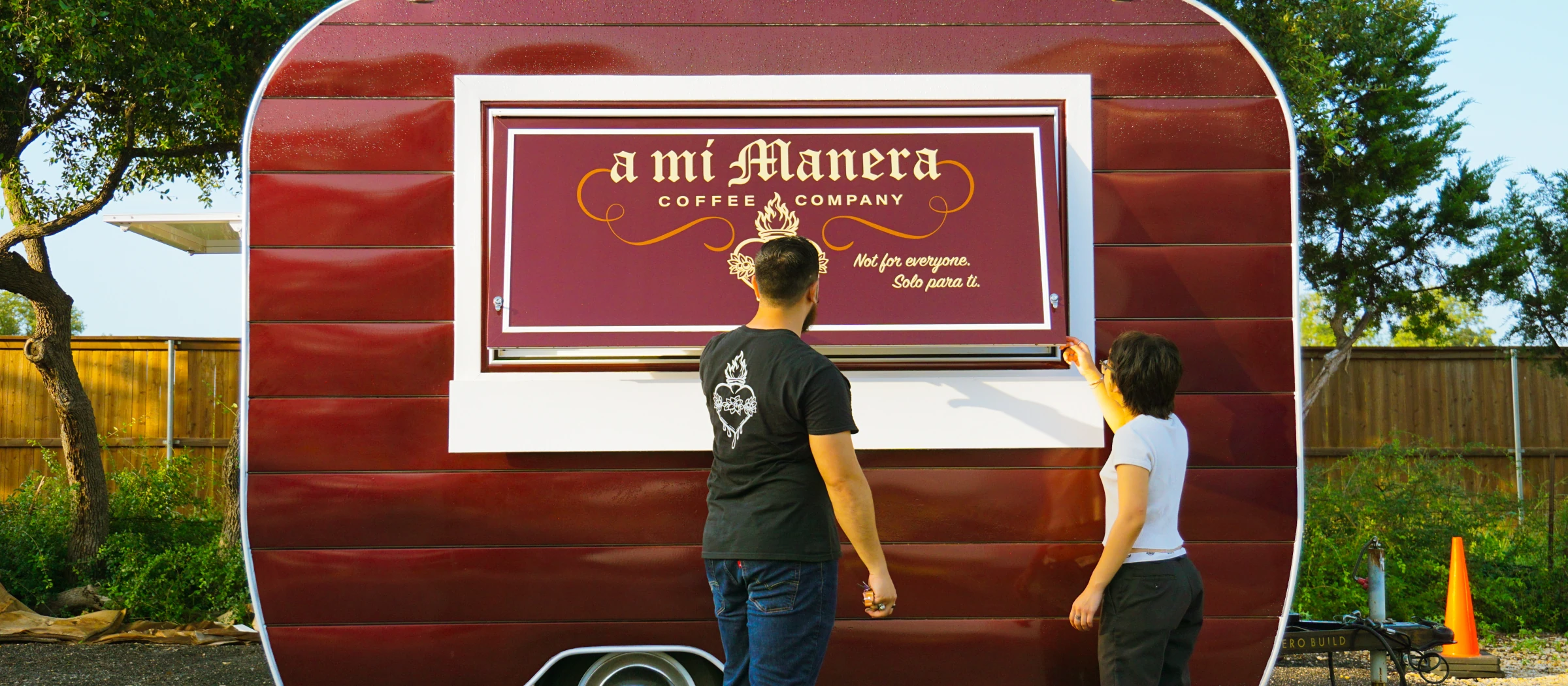 A Mi Manera coffee trailer serving at an event